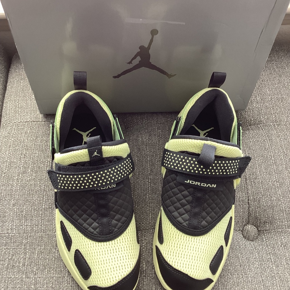 Jordan Trunner LX Sneaker (Women) 7.5M - Picture 13 of 13